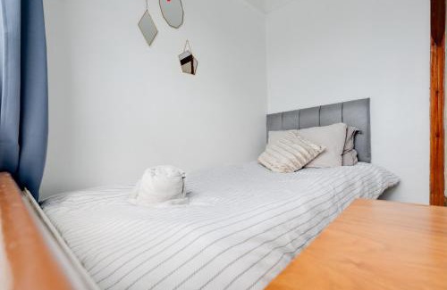 Droylsden Apartamento | Elegant 3-Bedroom Manchester Retreat Free Parking KeenzChillz