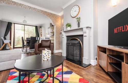 Droylsden Apartamento | Elegant 3-Bedroom Manchester Retreat Free Parking KeenzChillz