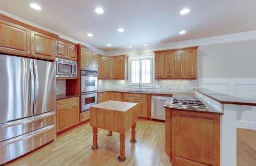 Sandy Springs Casa | Elegant 3BR Atlanta Home with Jacuzzi!
