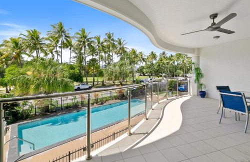 Cairns North Apartamento | Elegant 3BR Cairns Esplanade Apartment with Pool