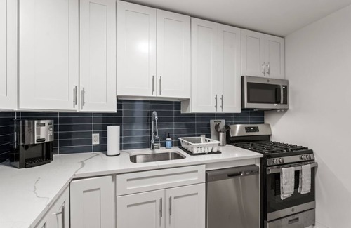 Taylor Run Condominio | Elegant 3BR Condo in Alexandria: Modern Comforts Await