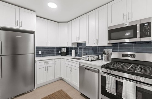 Taylor Run Condominio | Elegant 3BR Condo in Alexandria: Modern Comforts Await