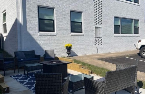Taylor Run Condominio | Elegant 3BR Condo in Alexandria: Modern Comforts Await