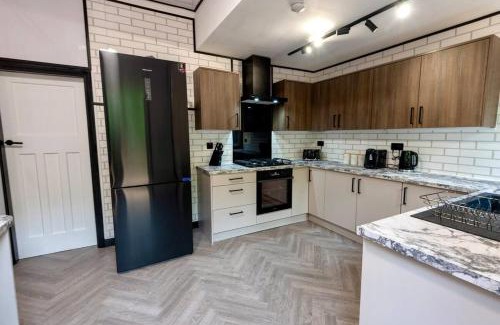 Seisdon Casa | Elegant 4-Bedroom Getaway - Parking for 4 cars
