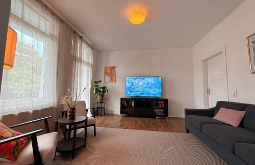 Burgeresch Apartamento | Elegant 4BR Apartment near Citycenter with Balcony