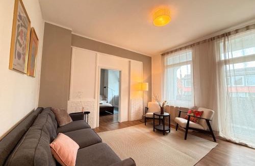 Burgeresch Apartamento | Elegant 4BR Apartment near Citycenter with Balcony