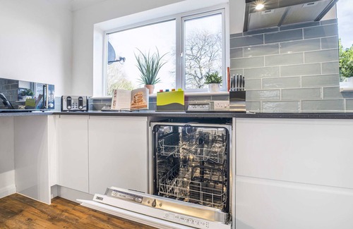 Peterborough Casa | Elegant 4BR House Near City Centre | Angus Suites