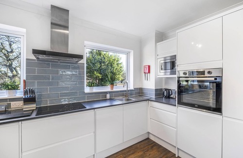 Peterborough Casa | Elegant 4BR House Near City Centre | Angus Suites