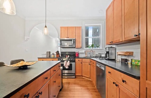 Downtown Baltimore Casa | Elegant 4BR Oasis by Patterson