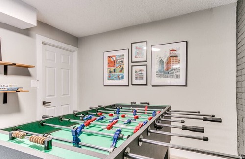 Des Moines Apartamento | Elegant 4BR Split Foyer - Luxe Living