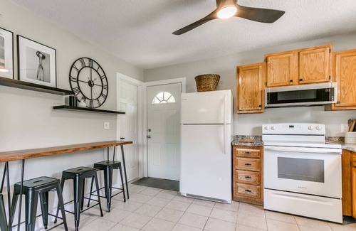 Des Moines Casa | Elegant 4BR Split Foyer - Luxe Living