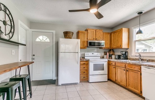 Des Moines Casa | Elegant 4BR Split Foyer - Luxe Living