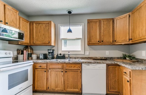 Des Moines Casa | Elegant 4BR Split Foyer - Luxe Living