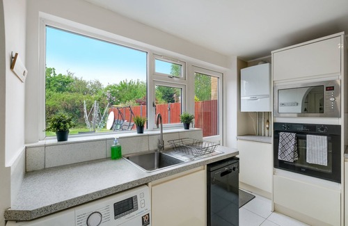 Langley Marish Casa | Elegant 5-Bed Home w/ Garden & Parking - Slough