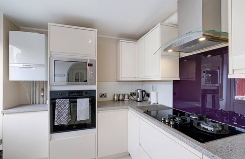 Langley Marish Casa | Elegant 5-Bed Home w/ Garden & Parking - Slough