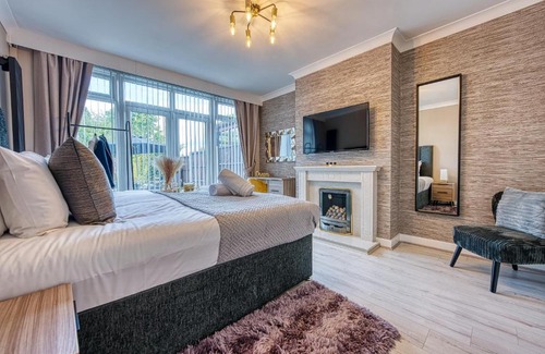 Shirley Casa | Elegant 5 Bed House - Sleeps 9, Central Solihull, NEC, JLR, HS2, Resorts World, Airport Business and Leisure Stays,