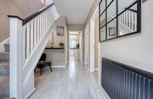 Shirley Casa | Elegant 5 Bed House - Sleeps 9, Central Solihull, NEC, JLR, HS2, Resorts World, Airport Business and Leisure Stays,