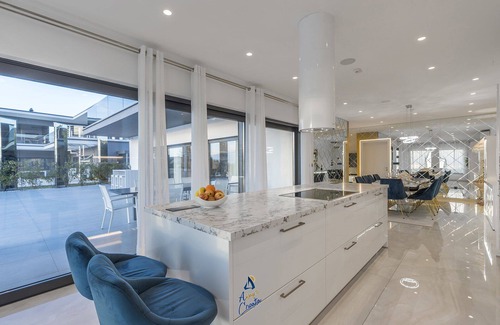 Kastelir Villa | Elegante villa con piscina climatizada de agua salada e interiores elegantes cerca de la costa