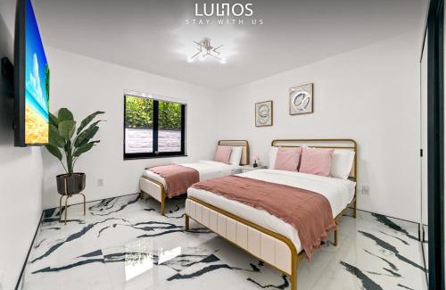 Tamiami Casa | Elegant 5BR Stay with Pool, Games and BBQ Fun L87