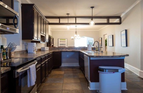 Tower Grove East Casa | Elegant 6BR/4BA Family Home w/Garage / ABODEbucks