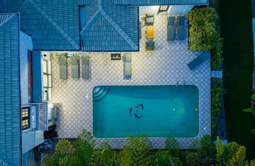Parkside Casa | Elegant 7B Pool 15 min walk beach