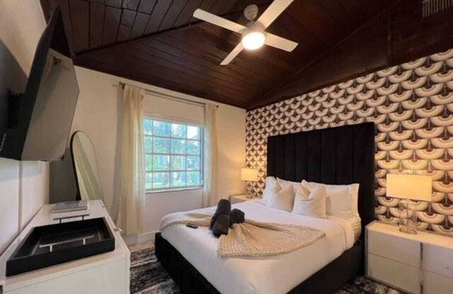 Parkside Casa | Elegant 7B Pool 15 min walk beach