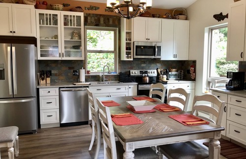 Ketchikan Casa | Elegante, asequible, privada, cabaña frente al mar, a solo 4 millas al norte de la ciudad