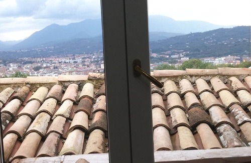 Avellino Villa | Villa elegante y confortable en la ciudad en un parque privado rodeado de vegetación.
