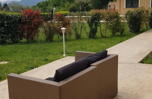 Avellino Villa | Villa elegante y confortable en la ciudad en un parque privado rodeado de vegetación.