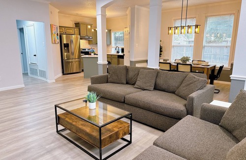 Grand Prairie Casa | Elegant and Cozy Nook. Pets ok. Extended Stay Bliss