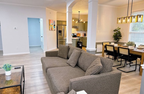 Grand Prairie Casa | Elegant and Cozy Nook. Pets ok. Extended Stay Bliss