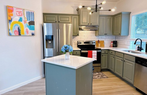 Grand Prairie Casa | Elegant and Cozy Nook. Pets ok. Extended Stay Bliss
