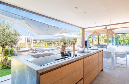 Inca Villa | Elegante y moderna Villa Son Set con piscina climatizada, campo de futbol, wi-fi y A/C