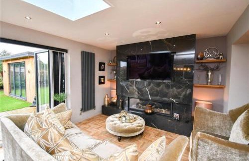 Ellesmere Port Casa | Elegant and Spacious 4 Bedroom Property with Driveway Parking