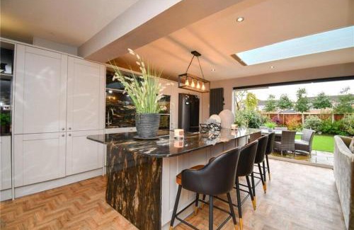 Ellesmere Port Casa | Elegant and Spacious 4 Bedroom Property with Driveway Parking