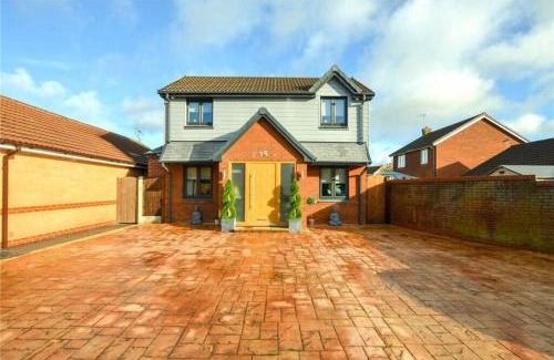 Ellesmere Port Casa | Elegant and Spacious 4 Bedroom Property with Driveway Parking