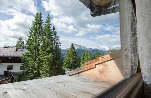 Cortina d'Ampezzo Apartamento | Elegant apartment with terrace in Cortina d'Ampezzo- sleeps 5- WIFI