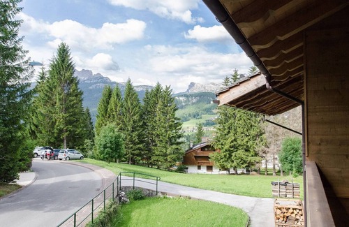 Cortina d'Ampezzo Apartamento | Elegant apartment with terrace in Cortina d'Ampezzo- sleeps 5- WIFI