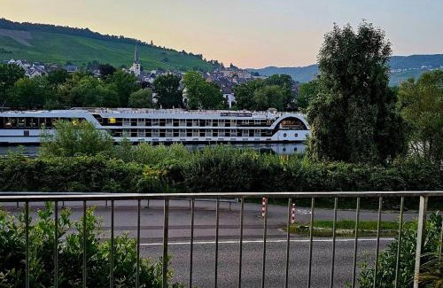 Kues Apartamento | Elegant Apartment with Direct River View, Balcony and Parking in Bernkastel-Kues