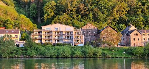 Kues Apartamento | Elegant Apartment with Direct River View, Balcony and Parking in Bernkastel-Kues