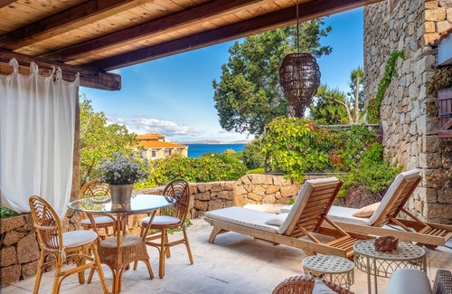 Baja Sardinia Apartamento | Elegante apartamento a pocos minutos de la playa con vista al mar y terraza privada