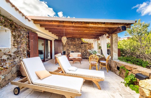 Baja Sardinia Apartamento | Elegante apartamento a pocos minutos de la playa con vista al mar y terraza privada