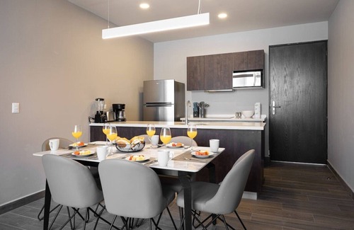 Monterrey Apartamento | Elegant Apartment with Mountain Views and Pool