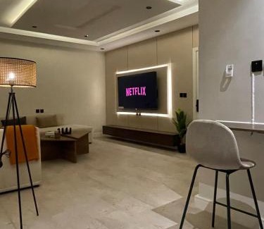 Mizail Apartamento | Elegant apartment with a living room and a bedroom