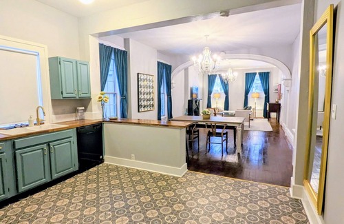 Allentown Apartamento | Elegant apartment with free onsite parking