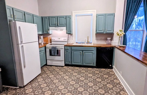 Allentown Apartamento | Elegant apartment with free onsite parking