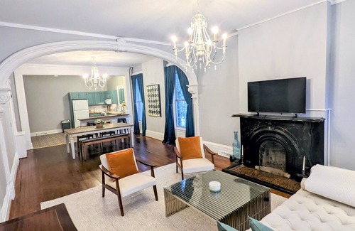 Allentown Apartamento | Elegant apartment with free onsite parking
