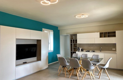 Puegnago del Garda Apartamento | Elegant Apt 1 in Villa with Pool and garden - Lake 5 Minutes walks