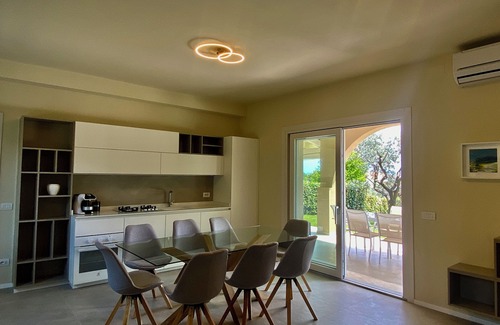Puegnago del Garda Apartamento | Elegant Apt 1 in Villa with Pool and garden - Lake 5 Minutes walks