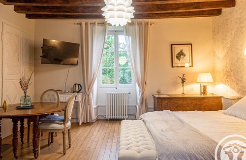 La Menitre Cama Y Desayuno | Elegantes habitaciones en La Ménitré con piscina climatizada y wifi